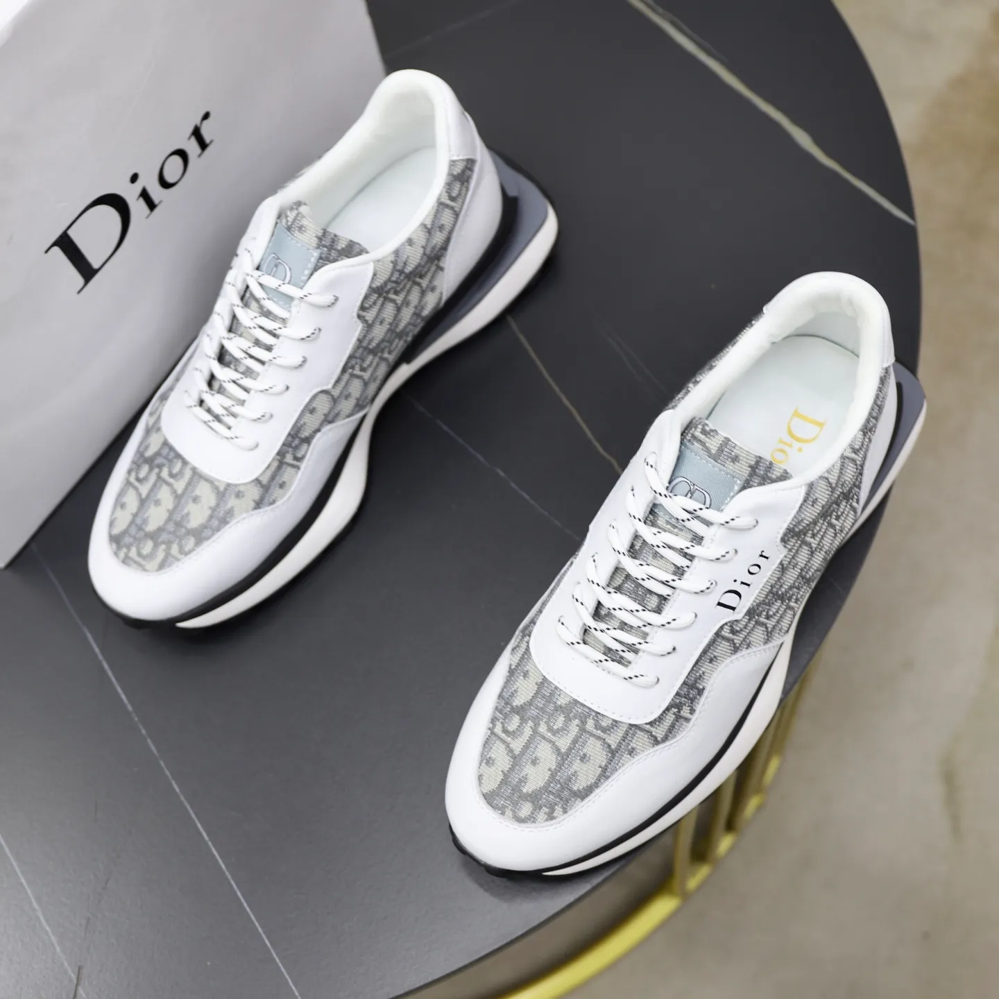 Ex-factory price: 462💰🙅‍♂️🙅‍♂️🙅‍♂️ Brand: Dior DIOR Standard code: 38-44 (45 customized) Grade: Same as the official website Material: Original leather splicing brand cloth Comfortable and breathable lining Lightweight and wear-resistant sports outsole Style category: Men's fashionable casual shoes Running sneakers Distinguished luxury brand elements Top luxury Color: actual picture color